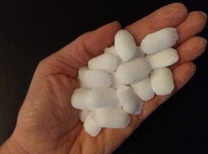 Water softener salt pellets with cleaning additives